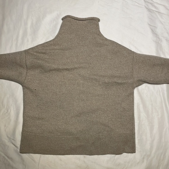 Cozy Aritzia turtleneck - Picture 3 of 3
